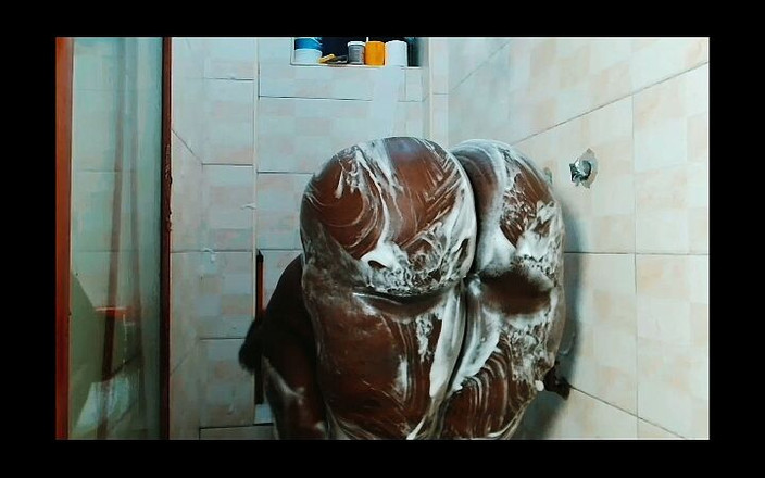 Dzaddy long strokes: Adegan cewek semok kulit hitam dengan pantat bahenol lagi asik...