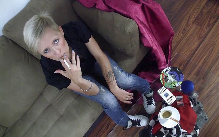 Smoke it bitch: O tipă tânără blondă cu piercing între sprâncene fumează un trabuc
