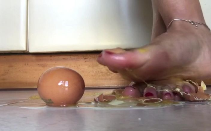 PriyaNaavya: 用她性感的裸露屁股粉碎鸡蛋