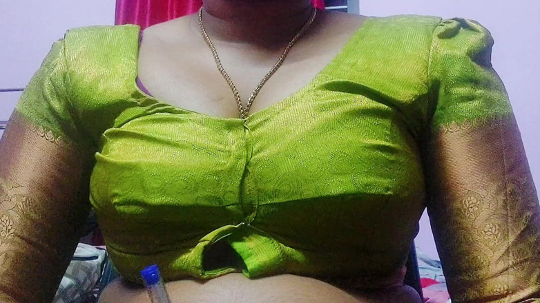 Desi Mohini: Prsatá nadržená Bhabhi dala sexuální potěšení svému manželovi