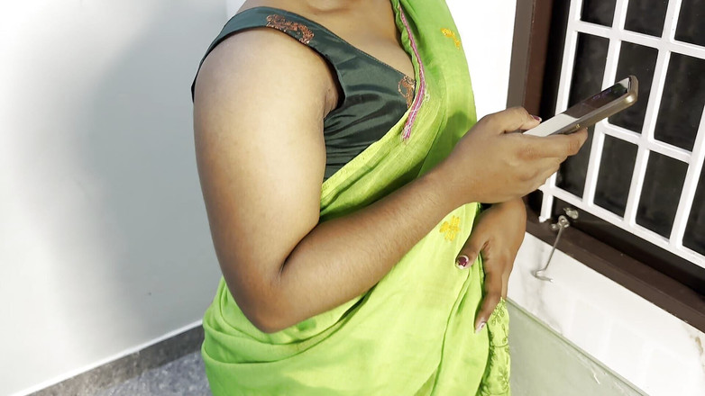 Indian teen girl: Roztomilá holka uklízí dům a ukazuje svá prsa.