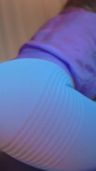 Porno pantalon de yoga : une bombasse aux seins énormes reçoit un creampie par un trou - Lilykoti