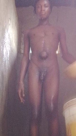 Blacksexy: Mandi sendirian