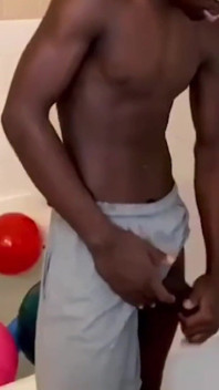 Balanceando acariciando mi gran polla negra