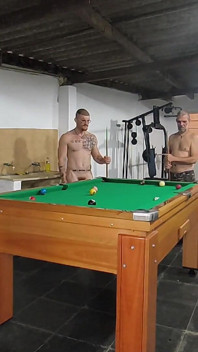 Erkek arkadaşım ve kayınpederimle çıplak bilardo oynuyordum