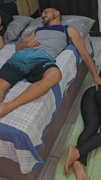 Evli kadın arkadaşı ve kocasıyla aynı odayı paylaşıyor