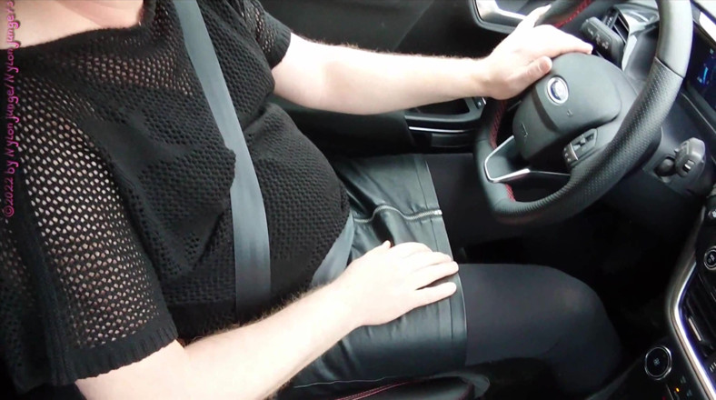 Carmen_Nylonjunge: Sexy frivole in de auto 1. Crossdresser
