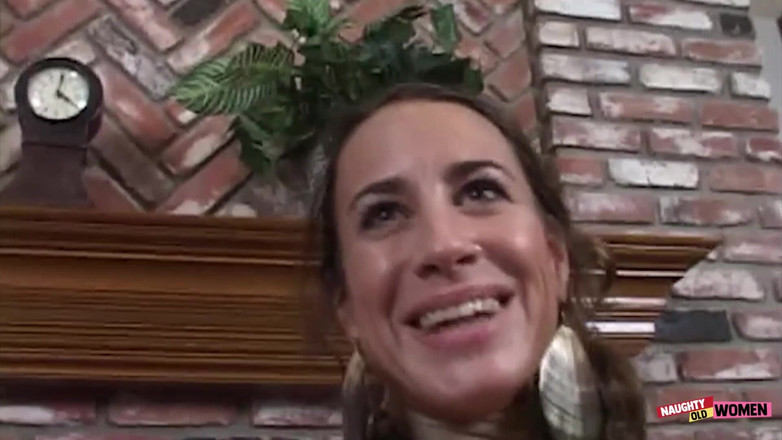 Naughty anal fuck: Tatted брюнетка Mona Love в возбужденном пробах, чтобы показать свои навыки милфы минета на камеру