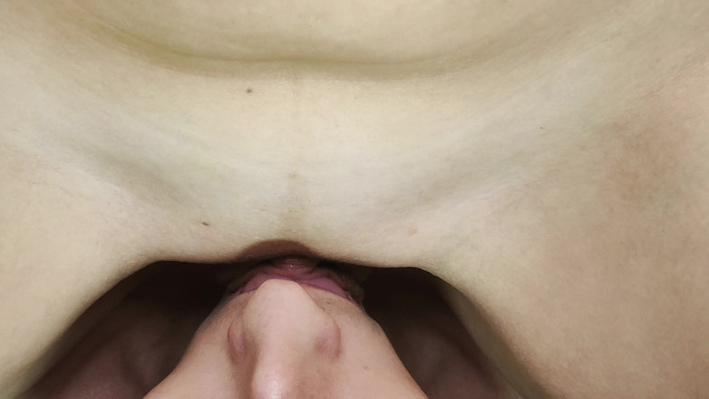 Nipple Stock: 濡れた脈打つ外陰部が男の舌の上を滑る