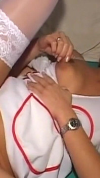 Olgun hemşire orta yaşlı seksi kadın kalın yarağı götüne sokuyor