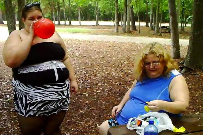 BBW nurse Vicki adventures with friends: 2 bbws are balloon blowing and popping