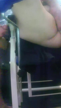 Wedgie g-string ke dalam bibir memeknya yang bengkak - camel toe toe yang diminyaki close-up saat dia bermain dengan kontolku