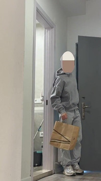 Niespodzianka dla kuriera, który masturbował się nago, dał mu napiwek, soczysty pieprzył jego ciasny tyłek