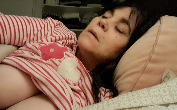 Mommy big hairy pussy: Au lit avec un jeune amant, je me sens fort