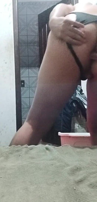 Lelaki nakal duduk dalam deodoran seluar dalam