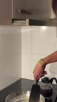 Trans amante Naomiperv faz café da manhã para você usando um escravo espéculo.