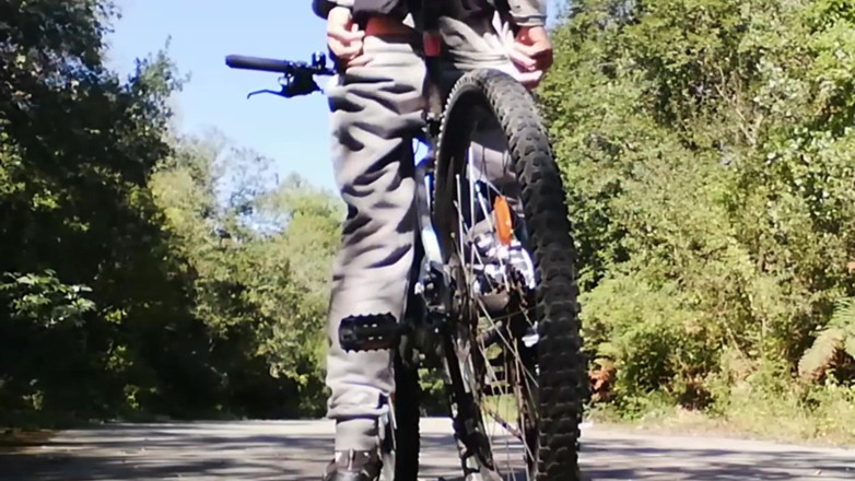 Culopeke: Schlanker junge mit ihrem fahrrad im park