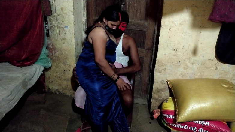 Desi_bhabhi121: परिपक्व चुदते हुए जोड़े की भाभी