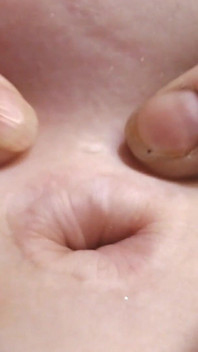 Närbild djup navel