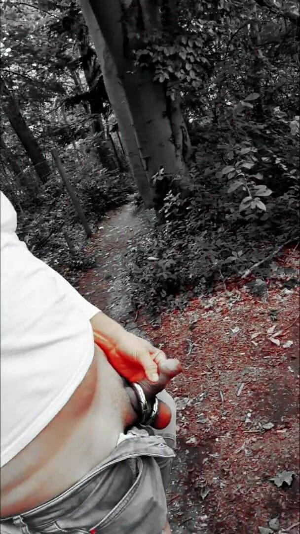 Slutboyben: Il ragazzo troia in cam4 piscio all'aperto maiala