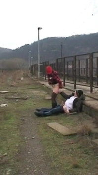 Un beau-père prend sa belle-fille dans une fac puis la baise sur un pont