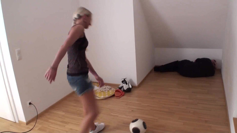 Femdom Austria: Fotbalový zápas s otrokem