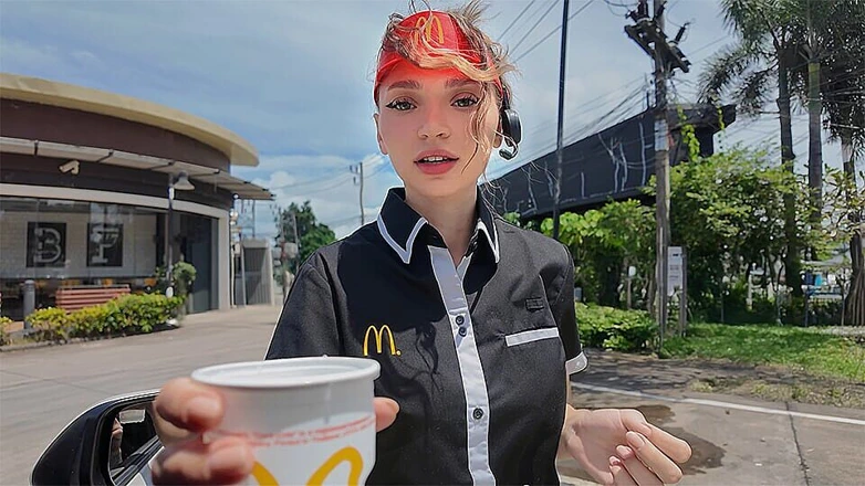 Lily Cute: La chica de Mcdonald folla para arreglar su error