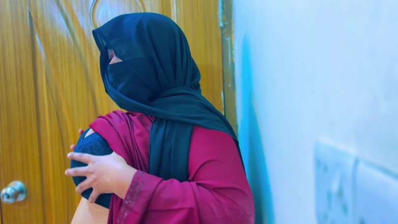 Aria Mia: Mucama caliente egipcia se pone super cachonda y comienza a...