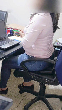 사무실에서 피자 배달원에게 따먹히는 완벽한 몸을 가진 유명한 변호사, 그녀는 정욕으로 행복하고 비명을 질렀습니다.