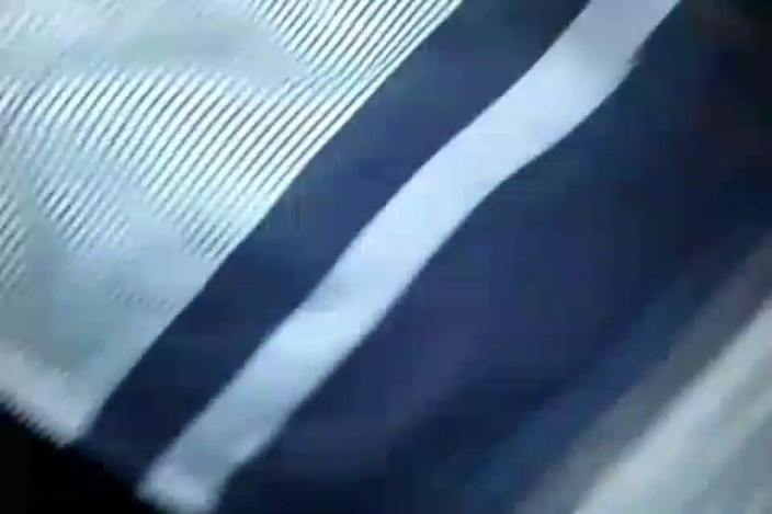 Janua294: Terwijl ze werd gestreeld door twee blanke pikken van de...