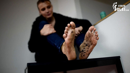 Czech Soles - foot fetish content: Sofie的脚因赤脚行走而太脏了
