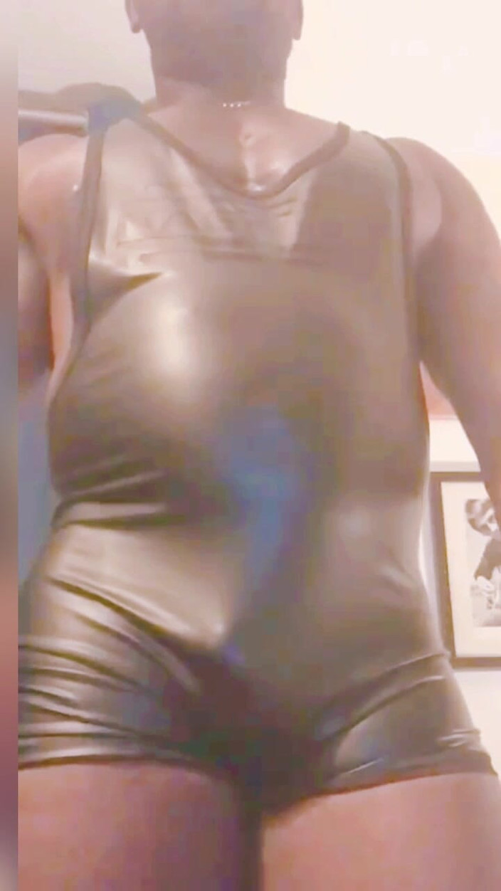 Black smoking muscle stepdad: ラテックス淫乱豚ソロチンポ愛撫、喫煙パイズリ