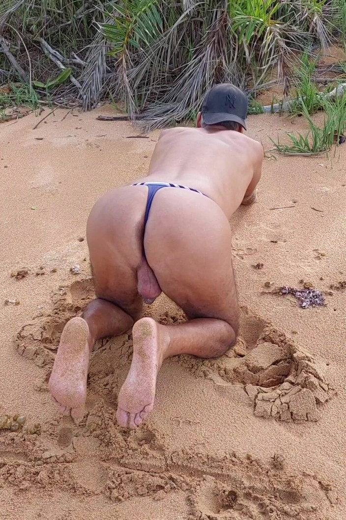 Ladysilvas: ビーチでビキニ姿のレディシルバが大きなペニスで熱く欲張りなお尻を見せる