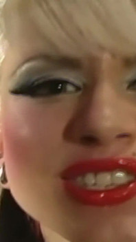 Une maîtresse tatouée en latex domine son esclave avec un col
