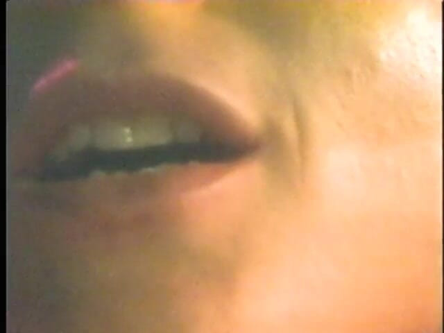 Old Good Porn: 바에서 무릎을 꿇고 흑인 자지를 빨아주는 금발 밀프 보기