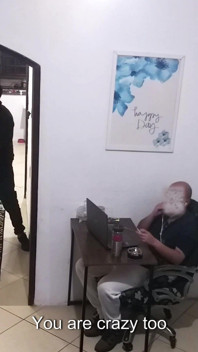 Kocası çalışırken, havlulu evli kadın kuryeyi karşılıyor