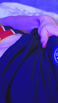 뱃속에 오르가즘과 정액을 채우는 젊은 축구 선수