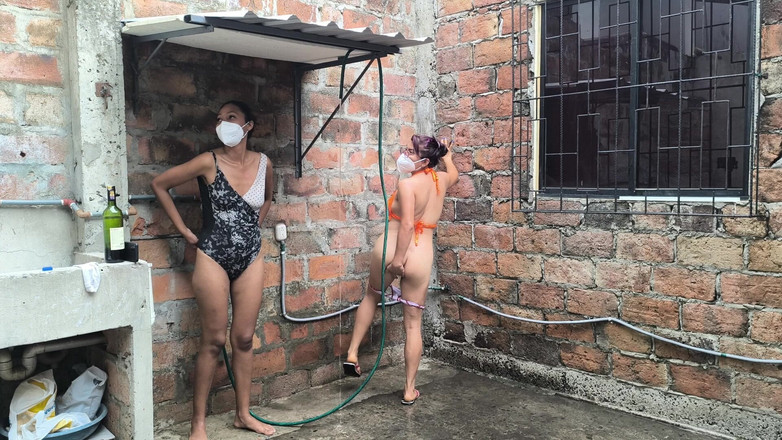 NEGRITA SEXY: 他们在邻居的淋浴中湿了他们成熟的和性化的身体。