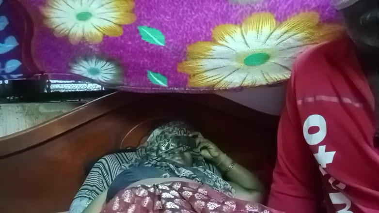 Tamil Anti Uma: Видео тетушки и курьера в ожидании дождя