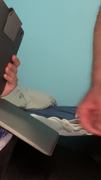 Mi masturbo e sborro sui leggings neri della mia ragazza
