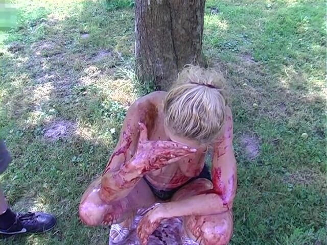 Horny Two really wet MILFs: Sarışın sürtük açık havada yemekle kaplanıyor
