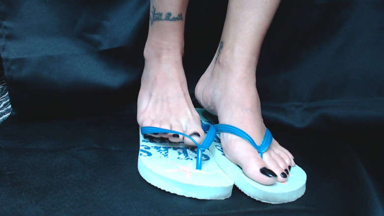 Abby Anna: Chanclas de goma azul juegan con zapatos