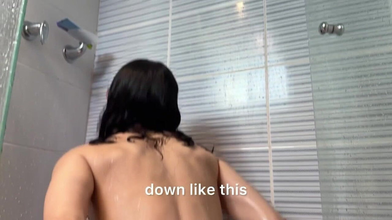 scarlettandc: Zadek mi přetéká na nohou, zatímco se koupu v mokré...