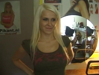 Flash Model Amateurs: Ohromující blonďatá holka s přírodními kozami se svléká do naha