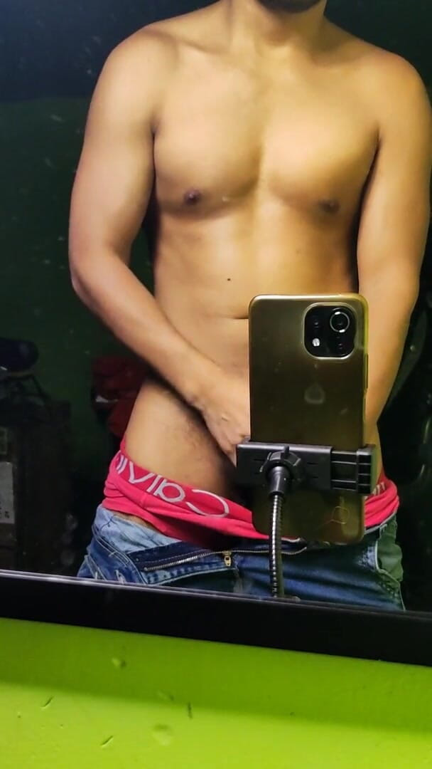 Hornyboy2058: मैं उसे संदेश द्वारा स्वादिष्ट गांड की तस्वीर भेजता हूं, और वह हस्तमैथुन करता है