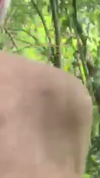 Perigosos boquetes ao ar livre. Nypster engole porra do pau gigantesco de um vagabundo