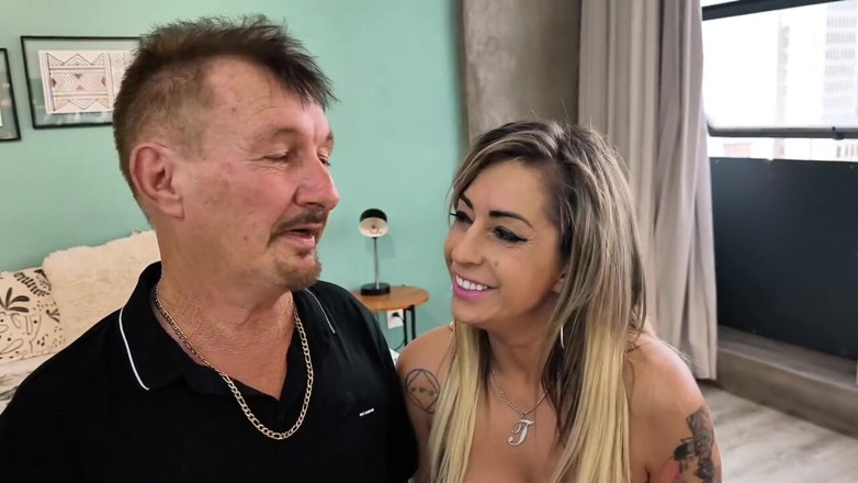Carlos Urach: İki lezzetli kızı böyle sikmek yaşlı adamı çıldırtıyor