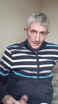 Masturbando-se no top de Tracksuit.