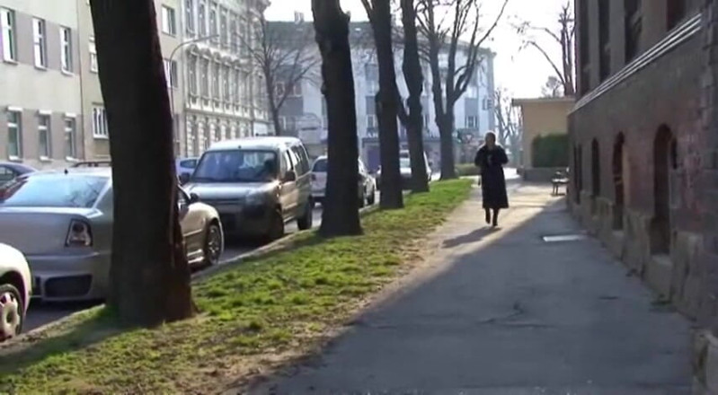 Femdom Austria: Meando al aire libre junto a un árbol