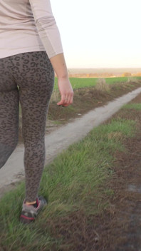 Uctívejte můj chodící milf zadek v těsných leopardích legínách